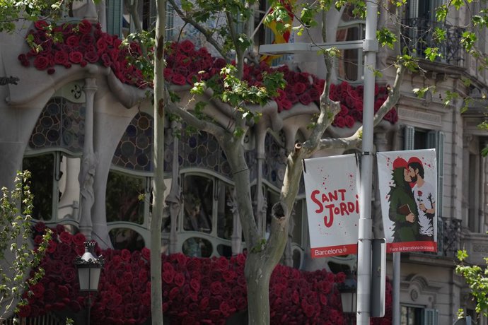 La Casa Batlló guarnida amb roses de Sant Jordi