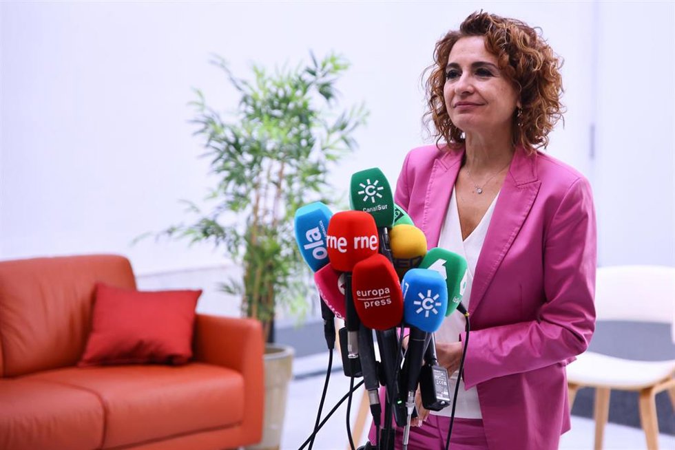 La secretaria general del PSOE-A, María Jesús Montero, atiende a los medios. (Foto de archivo).