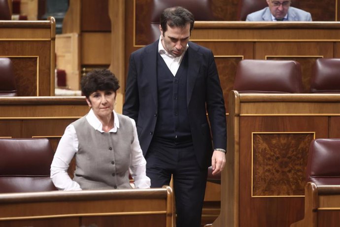 La portavoz del PNV en Congreso, Maribel Vaquero, y el ministro de Economía, Comercio y Empresa, Carlos Cuerpo, durante una sesión de control al Gobierno, en el Congreso, a 25 de marzo de 2026, en Madrid (España). 