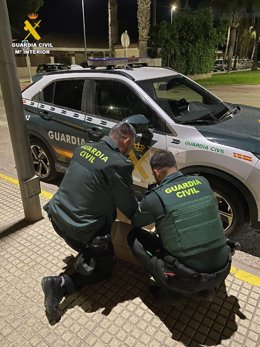 Agents de la Guàrdia Civil durant la intervenció