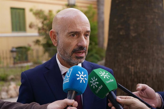 El subdelegado del Gobierno en Málaga, Javier Salas, atiende a los medios