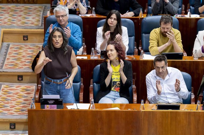 La portavoz de Más Madrid en la Asamblea, Manuela Bergerot (1 fila, i), durante el Pleno de la Asamblea de Madrid