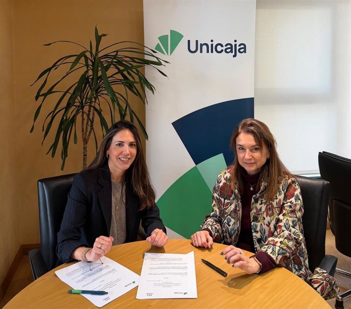 La directora de Málaga Centro Oriental de Unicaja, Marisol Pérez Gavilán, y la presidenta de Amupema, María del Mar Solís Martín.