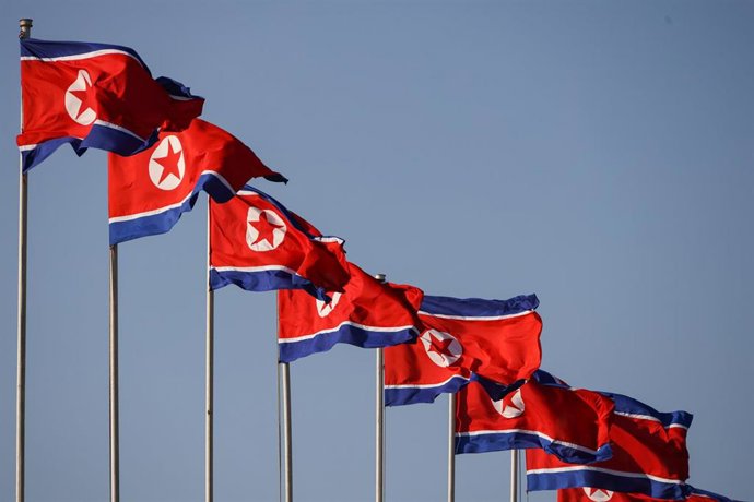 Imagen de archivo de banderas de Corea del Norte.
