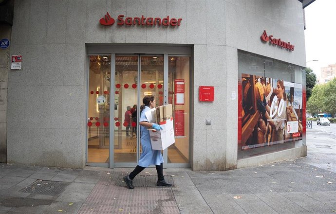 Archivo - Fachada de una sucursal del banco Santander, a 13 de octubre de 2025, en Madrid (España)