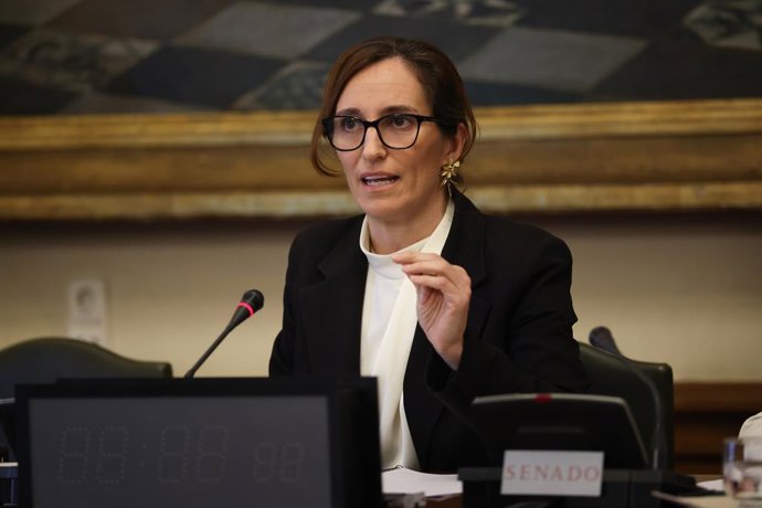A ministra da Saúde, Mónica García, durante uma audiência perante a Comissão de Saúde do Senado, em 23 de abril de 2026, em Madri (Espanha). A ministra compareceu para prestar informações sobre as irregularidades que marcaram o processo de seleção de vaga