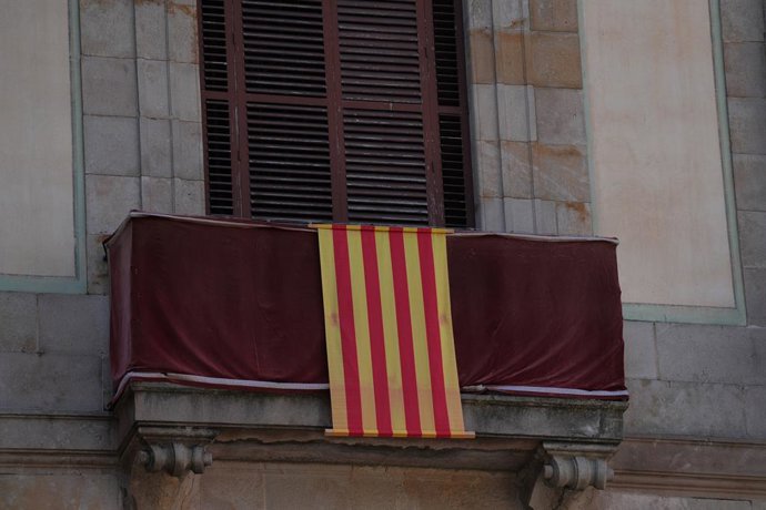 Una senyera en un balcó