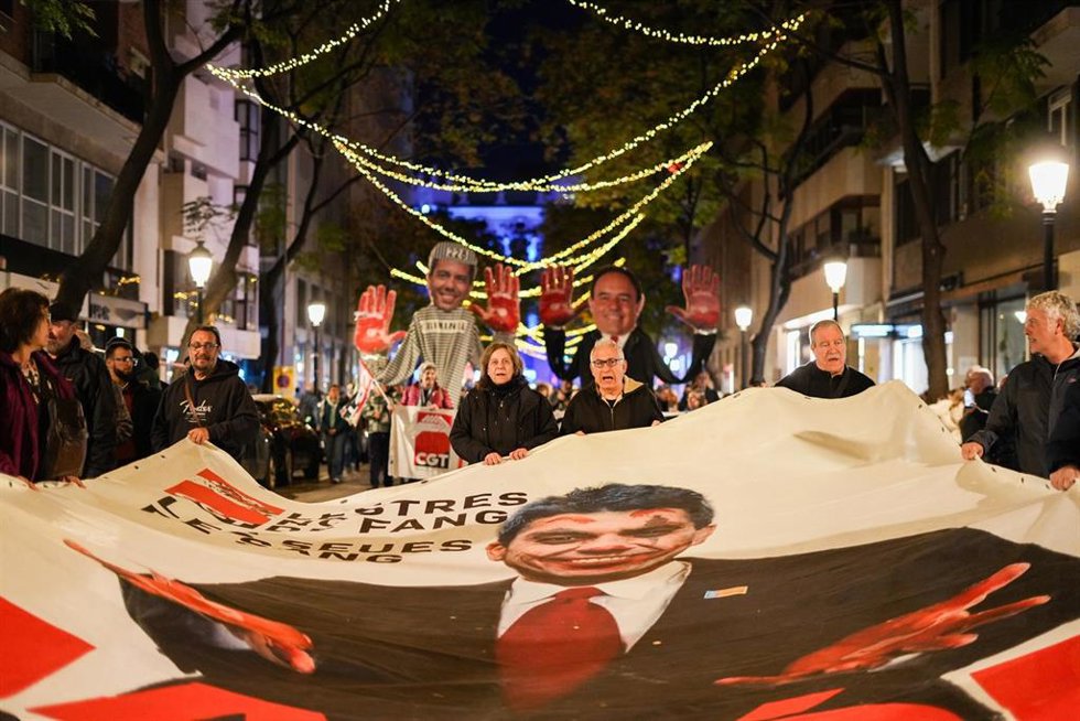Archivo - Decenas de personas durante una manifestación convocada bajo el lema 'Mazón a presò'