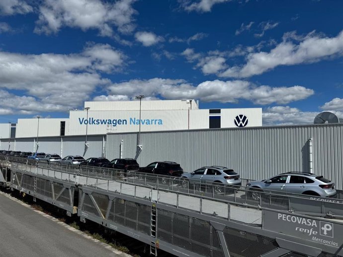 El tren portavehículos con destino a Setúbal (Portugal), durante el proceso de carga de coches en Volkswagen Navarra