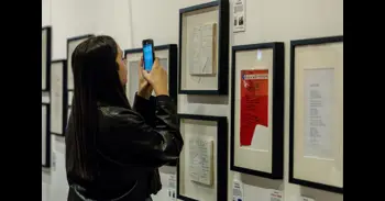 Apple Music y el Instituto Cervantes inauguran la exposición 'Las mejores letras en español'