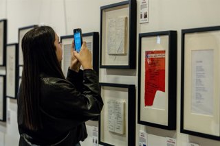 Una persona durante la inauguración de la exposición ‘Las mejores letras en español’, en el Instituto Cervantes, a 22 de abril de 2026, en Madrid (España). La muestra reúne manuscritos originales de algunas de las letras más influyentes y representativas 