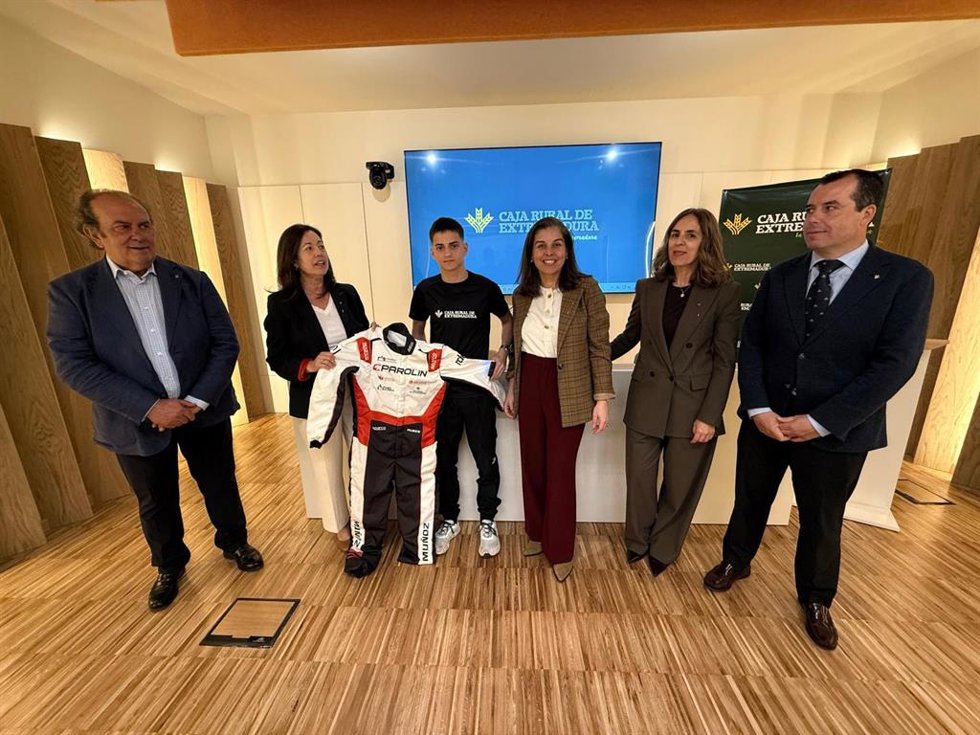 El piloto de karting Rubén Muñoz muestra el mono con el patrocinio de Caja Rural de Extremadura.