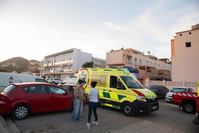 Una ambulancia en el lugar del suceso, a 21 de abril de 2026, en Ibiza