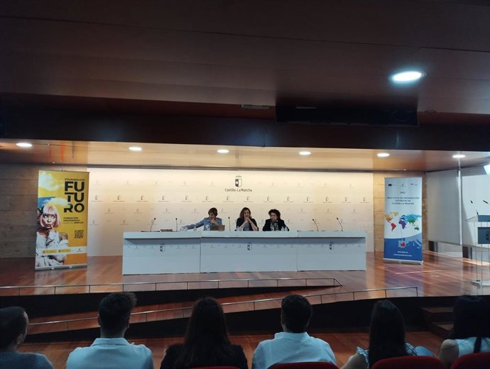 Encuentro con la actual promoción de jóvenes participantes en el programa de Becas de Internacionalización antes del inicio de sus prácticas en el exterior.