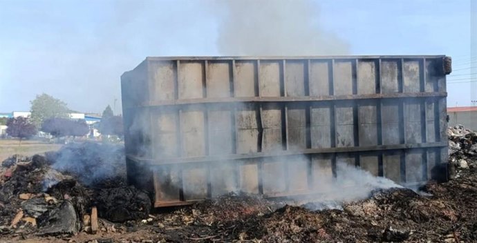 Sucesos.- comenzó hace un mes en una nave industrial de plásticos sin actividad próxima al cementerio municipal