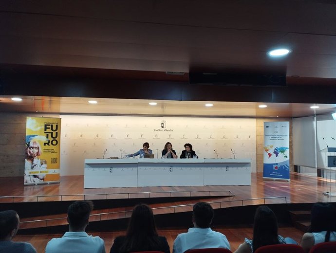 Encuentro con la actual promoción de jóvenes participantes en el programa de Becas de Internacionalización antes del inicio de sus prácticas en el exterior.