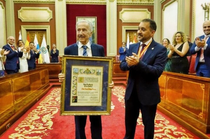 Juan Viñas Alonso junto al alcalde de Santa Cruz de Tenerife, José Manuel Bermúdez
