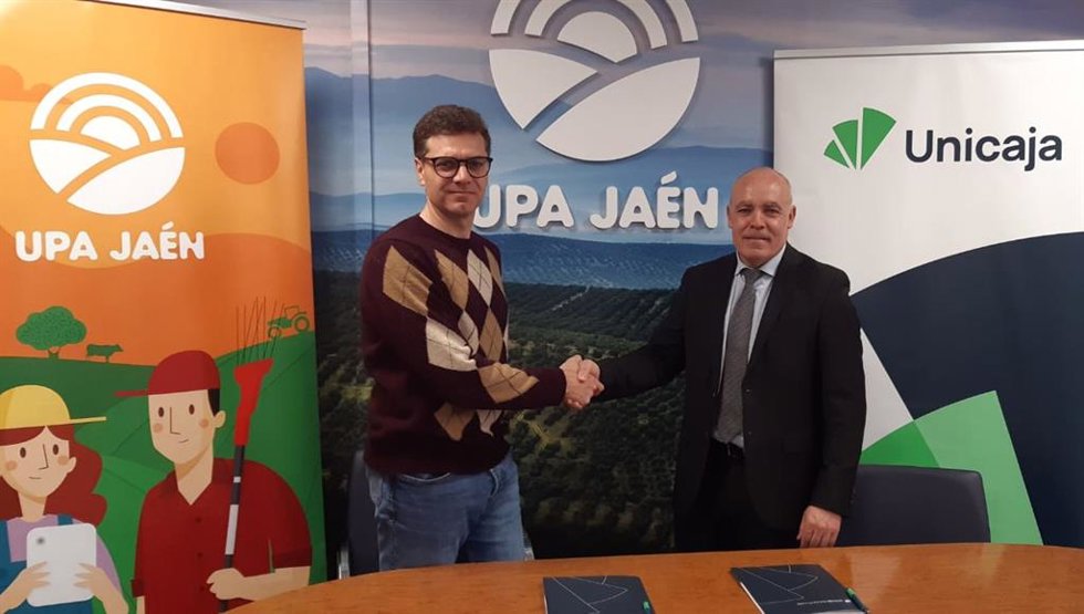El director territorial de Andalucía Oriental de Unicaja, Juan Cayuela (dcha), y el secretario general de UPA Jaén, Jesús Cózar (izq)