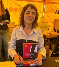 Núria Cadenes destaca celebrar la diada amb llibres, roses i el català: "Què més podem demanar?"