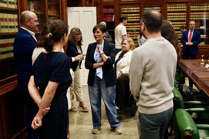 La ministra de Vivienda y Agenda Urbana, Isabel Rodríguez (c), durante una reunión mantenida con plataformas por el derecho a la vivienda de Málaga.