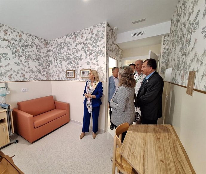 La delegada territorial de Sanidad y Consumo en la provincia de Cádiz, Eva Pajares, visita una de las habitaciones del área de Pedriatría del Hospital de Jerez de la Frontera, habilitado para acoger a menores ingresados durante sus procesos oncológicos