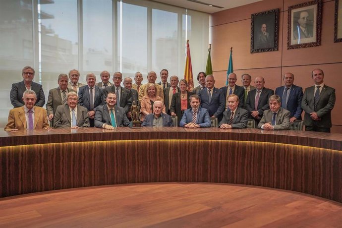 El presidente del Principado, Adrián Barbón, con toda la junta directiva del Centro Asturiano de México.