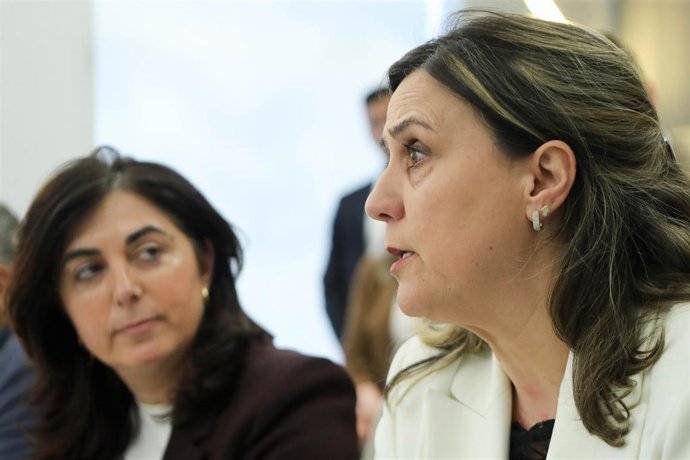 La concejala del PP y futura alcaldesa, Elena Candia (i), y la concejala tránsfuga del PSOE, María Reigosa (d), ofrecen declaraciones a los medios con motivo de la presentación de la moción de censura para arrebatar el gobierno de Lugo al bipartito de PSO