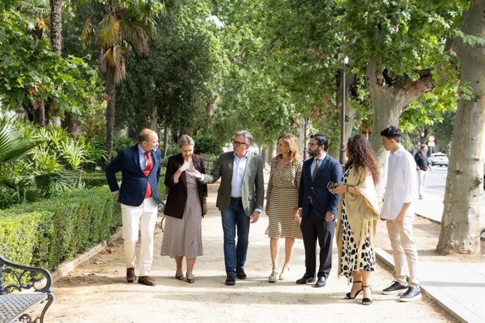 El candidato de Vox a la presidencia de la Junta de Andalucía, Manuel Gavira, junto a otros representantes de su partido en Sevilla.