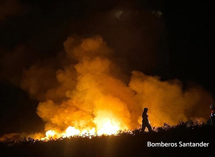 Archivo - Incendio de vegetación en la zona del Faro de Cabo Mayor.