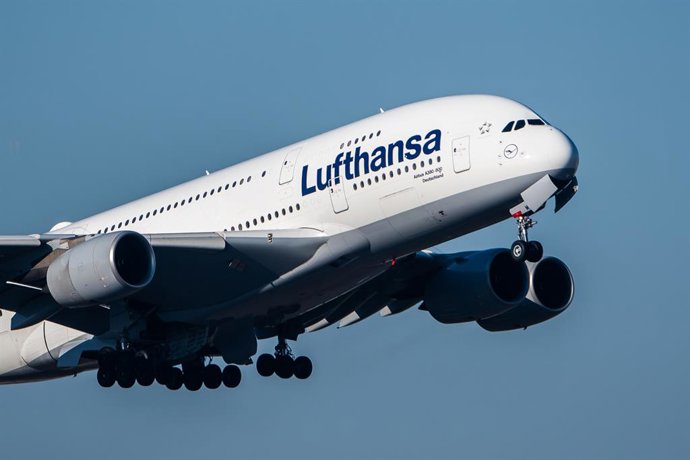 Archivo - FILED - 17 November 2018, Hessen, Frankfurt_Main: An Airbus A380 of German carrier Lufthansa takes off from Frankfurt airport. The Lufthansa Group of airlines is to cancel more of its flights to China, including those by its subsidiaries Swiss a