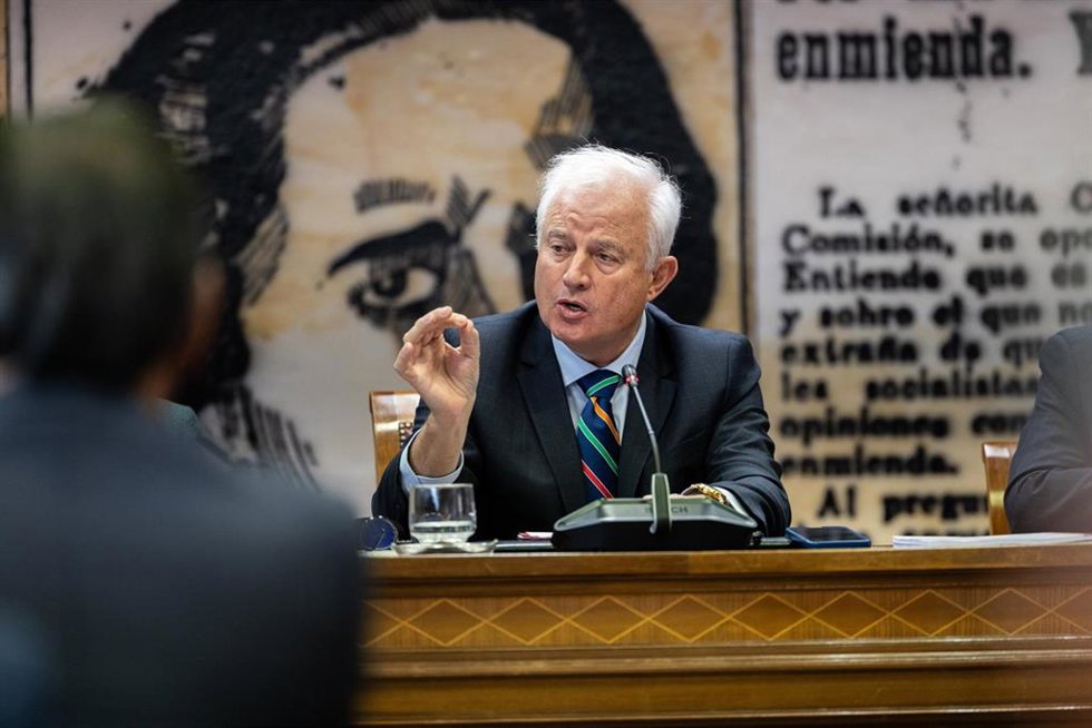 Archivo - El senador del PP y presidente de la Mesa de la Comisión, Eloy Suárez, durante la Comisión de Investigación del ‘caso Koldo’, en el Senado, a 17 de diciembre de 2025, en Madrid (España).