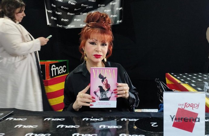 Yurena firmando libros por Sant Jordi.