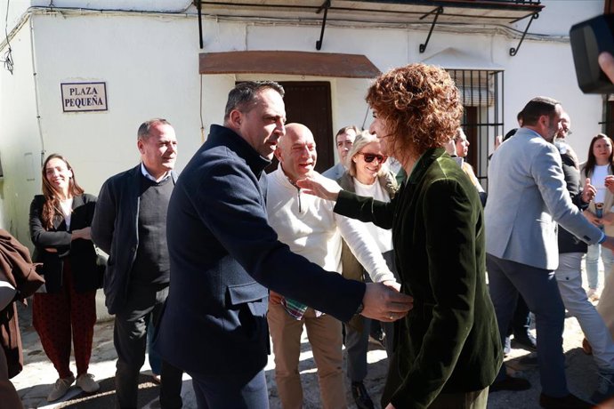 Archivo - La secretaria general del PSOE-A, María Jesús Montero (1d), visita, la localidad gaditana de Grazalema, antes de reunirse con alcaldes de la Mancomunidad de Municipios de la Sierra de Cádiz. (Foto de archivo).
