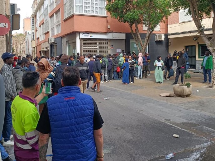 Inmigrantes aguarda la apertura de la sede de Cepaim en Almería para obtener documentación para el proceso de regularización extraordinario.