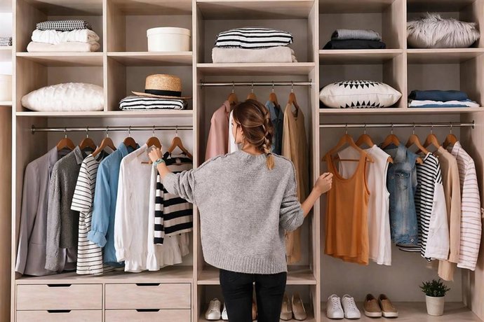 Cómo eliminar la humedad del armario y evitar el olor a cerrado y humedad en el cambio de temporada