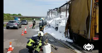 Un camión que transportaba pintura arde en la A-66 en sentido Gijón y causa dos kilómetros de retenciones