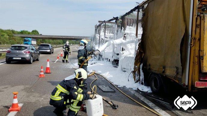 Un camión que transportaba pintura arde en la A-66 en sentido Gijón y causa dos kilómetros de retenciones