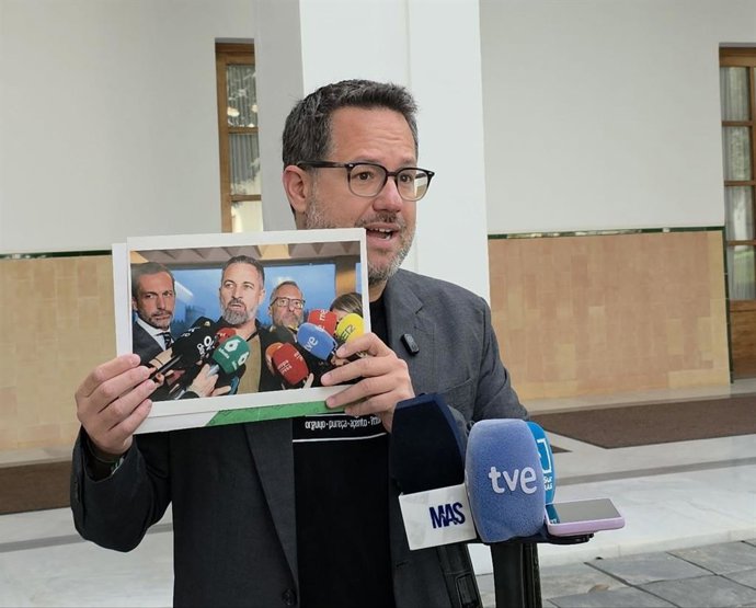 El portavoz y candidato de Adelante Andalucía a la presidencia de la Junta, José Ignacio García, en una atención a los medios de comunicación.
