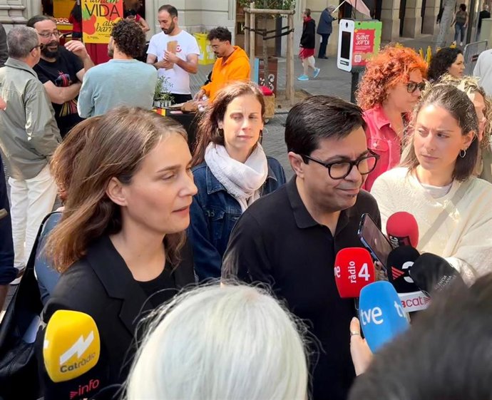 El portavoz de los Comuns y candidato a la Alcaldía de Barcelona de BComú, Gerardo Pisarello, y la líder de los Comuns en el Parlament, Jéssica Albiach, en declaraciones en Sant Jordi
