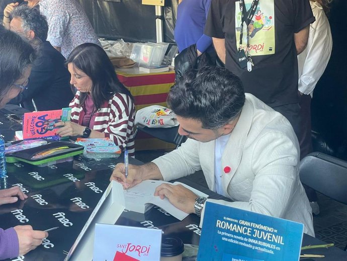 El escritor Javier Castillo durante la firma de libros de Sant Jordi 2026, en Barcelona.