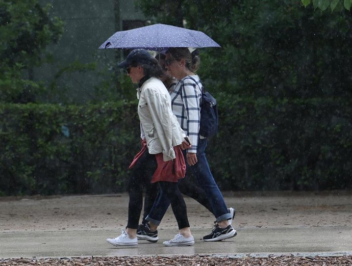 Archivo - Varias personas pasean por el parque de El Retiro, a 23 de mayo de 2023, en Madrid (España).