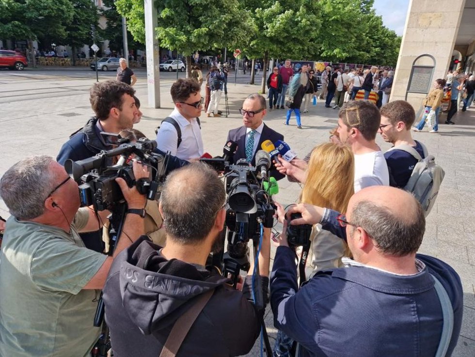 El director general de Cultural, Pedro Olloqui, atiende a los medios de comunicación.