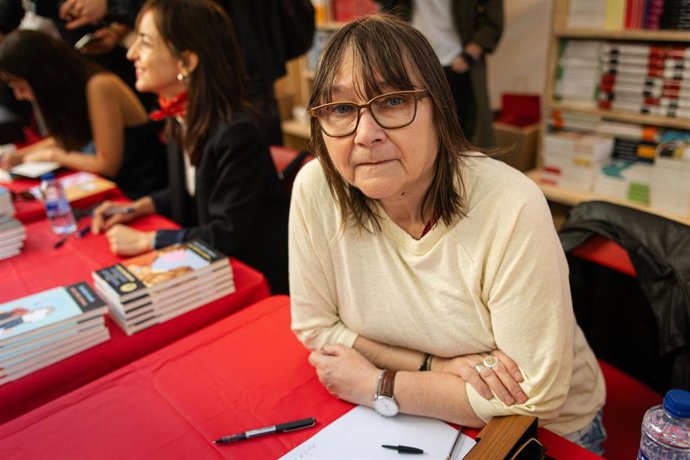 La escritora Ali Smith firma ejemplares de sus libros en la Fira de Llibres de Sant Jordi, a 23 de abril de 2026, en Barcelona, Catalunya (España). Hoy, jueves 23 de abril de 2026, Barcelona celebra la Diada de Sant Jordi, una de las festividades más embl