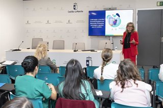 La directora general de Atención Primaria de Castilla-La Mancha, Ángeles Martín Octavio, interviene en el curso de Gestión Sanitaria y Calidad Asistencial celebrado en el Hospital Universitario de Guadalajara.