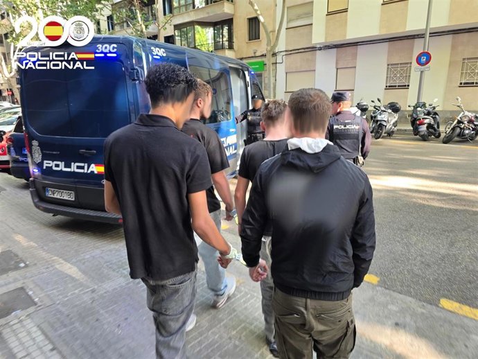 Varios de los detenidos, escoltados por la Policía Nacional.