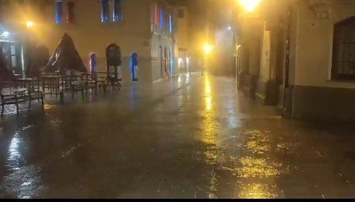 Archivo - La calle San Agustín de Logroño anegada por la tormenta