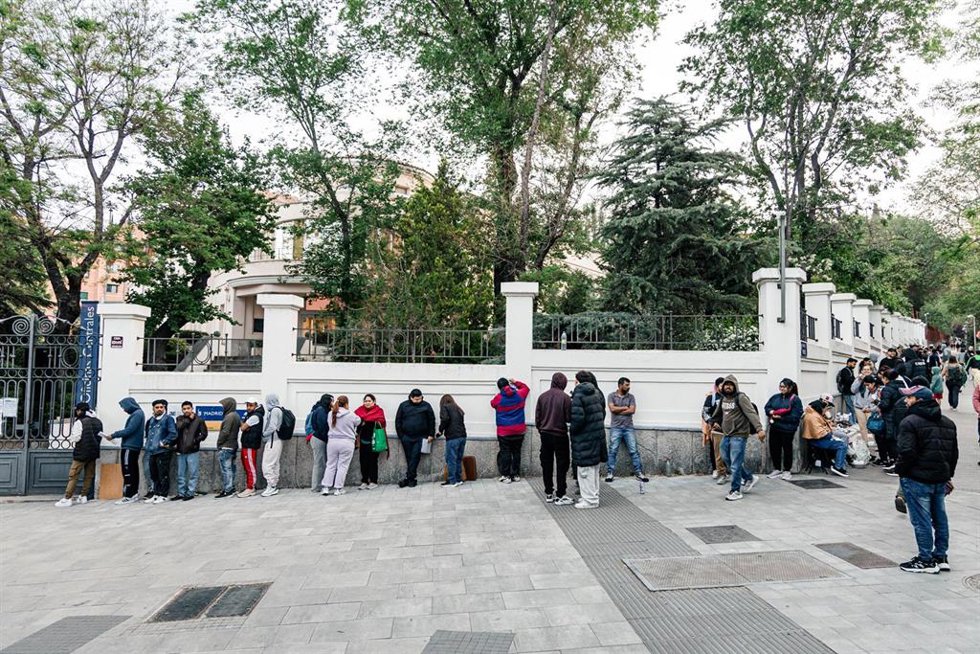 Varias personas hacen cola para conseguir el certificado de vulnerabilidad en una Oficina de Asistencia en Materia de Registro, a 22 de abril de 2026, en Madrid (España). 
