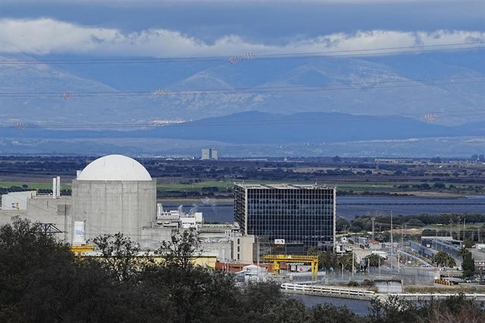 Archivo - Vista de la central nuclear de Almaraz.