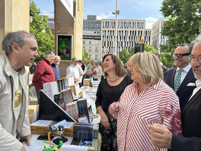 La consejera de Cultura en funciones, Tomasa Hernández; el director general de Cultura, Pedro Olloqui; la consejera municipal de Cultura, Sara Fernández, saludan a Luis Zueco.