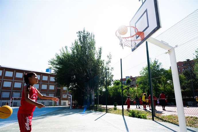 Archivo - Imagen de una niña jugando al baloncesto en un colegio